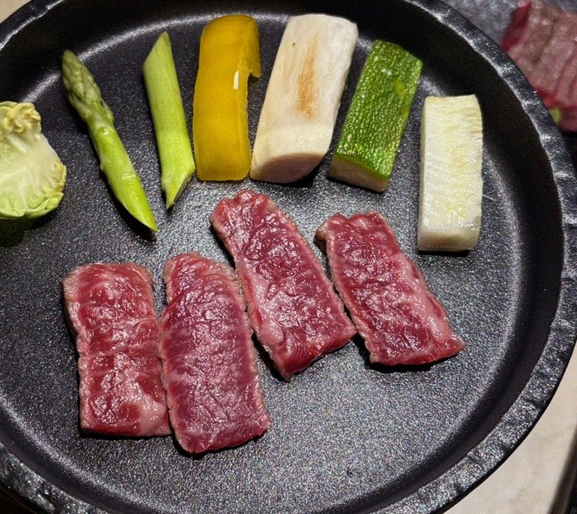 우아라 여의도점 · IFC몰 맛집 · 마블링이 살아있는 프리미엄 한우 쇼잉