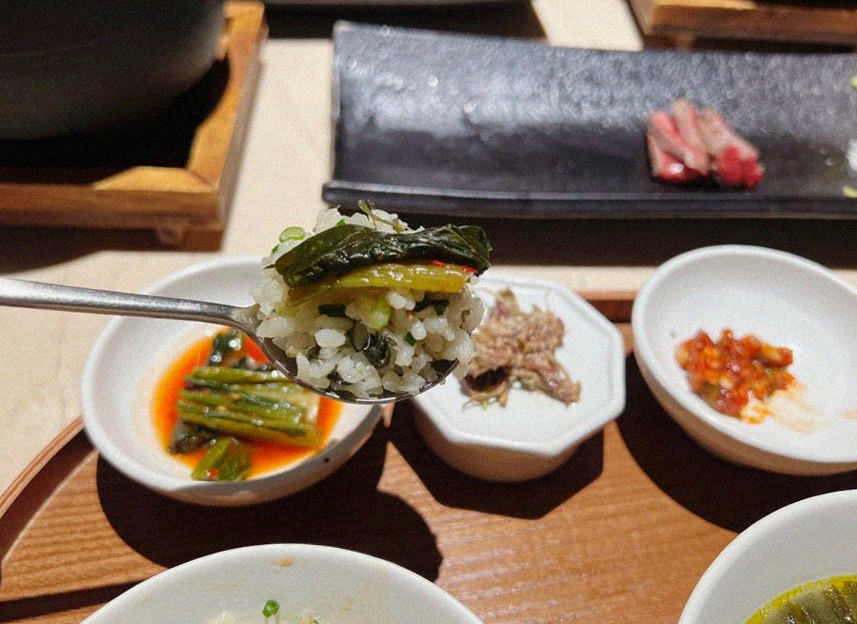 우아라 여의도점 · 여의도 한정식 · 정갈하게 차려진 반찬과 곁들임 찬