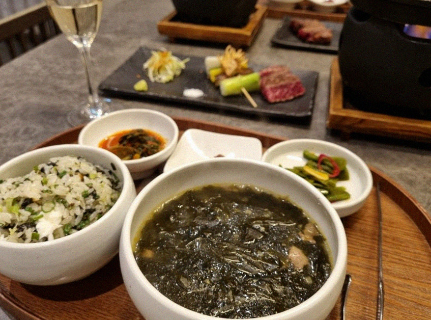 고우가 여의도점 · 여의도 IFC 맛집 · 정갈하게 차려진 반찬과 곁들임 찬