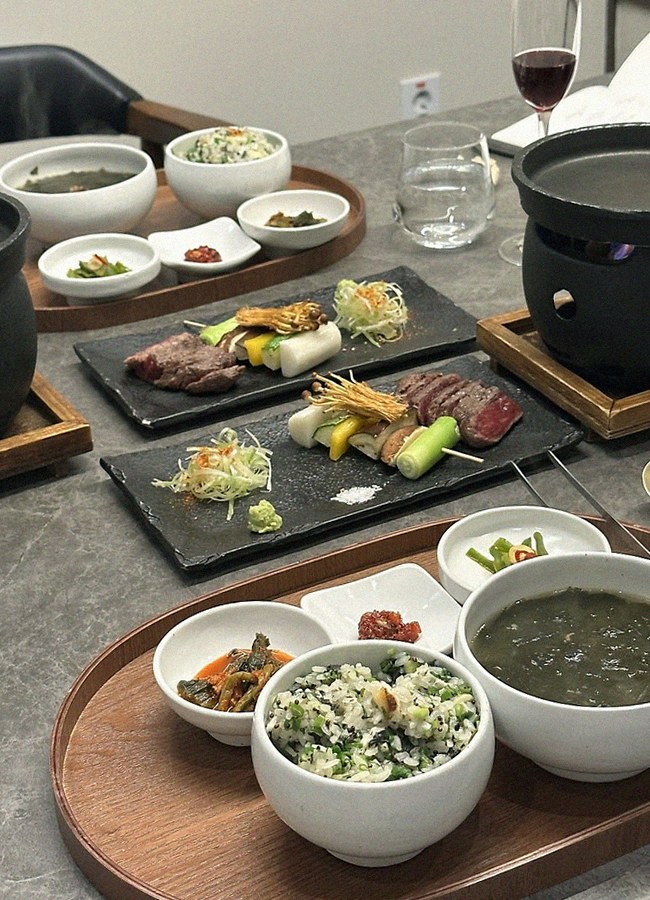 고우가 여의도점 · 여의도 IFC 맛집 · 정갈하게 차려진 반찬과 곁들임 찬