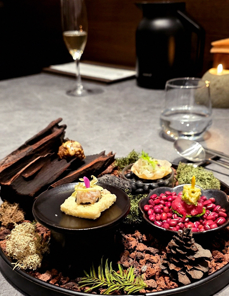 WOOHANA Yeouido · 招牌韩牛展示 — 木盒中呈现的雪花韩牛与鱼子酱