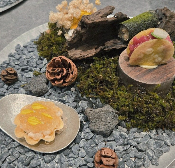 GOWOOGA Gangnam·Yeoksam · seafood course served alongside the beef