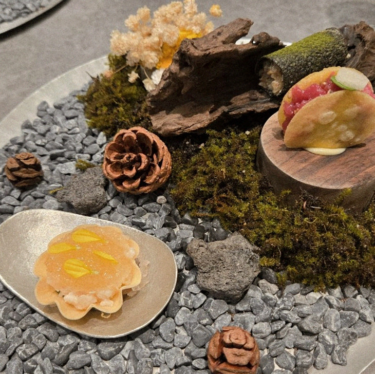 GOWOOGA Gangnam·Yeoksam · コースに添えられる海鮮料理