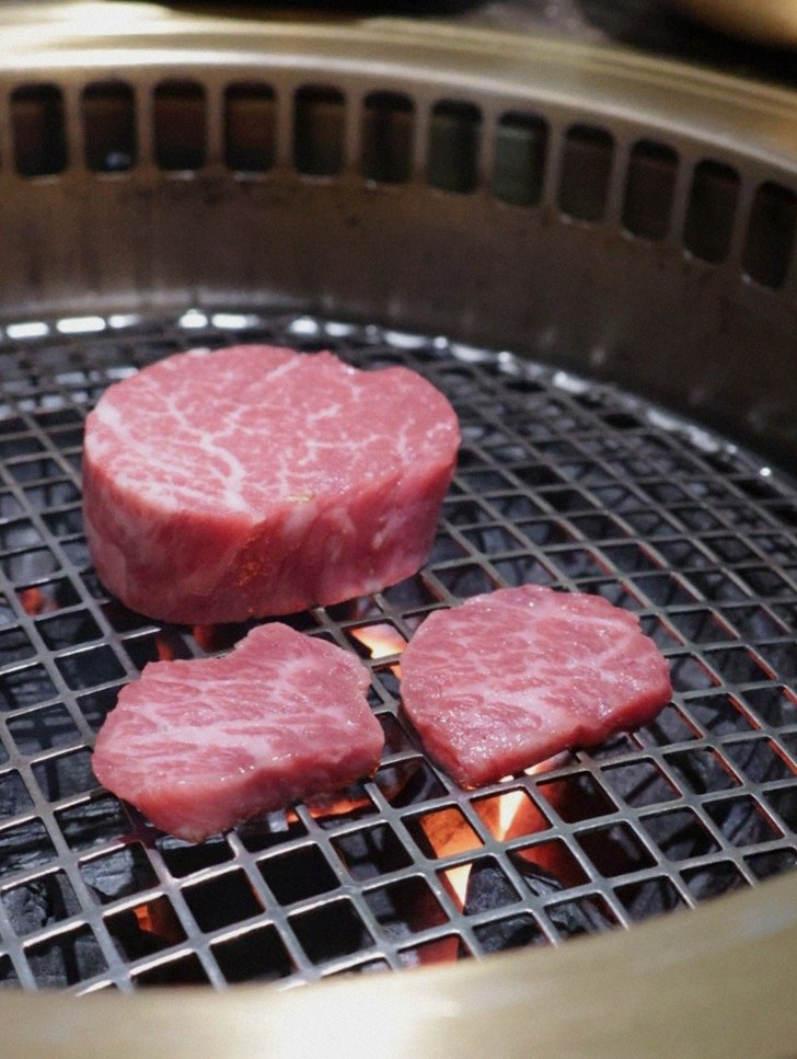 DAEBOJUNG City Hall · Hanwoo beef grilling over binchotan charcoal