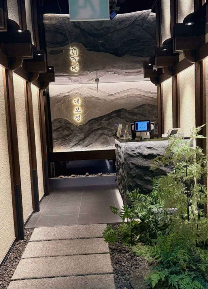 DAEBOJUNG City Hall · a private dining room — every table is a private room