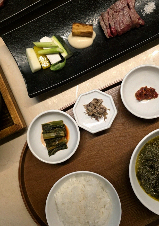 우아라 광화문점 · 안국 역 점심 · 정갈하게 차려진 반찬과 곁들임 찬