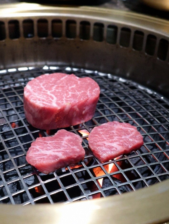 대보정 여의도점 · 여의도 더현대 맛집 · 비장탄 그릴 위에서 익어가는 한우