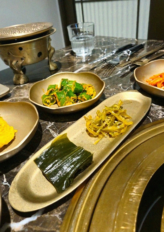 대보정 여의도점 · 여의도 더현대 맛집 · 정갈하게 차려진 반찬과 곁들임 찬