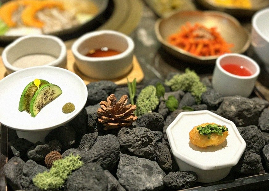 대보정 여의도점 · 여의도 더현대 맛집 · 정갈하게 차려진 반찬과 곁들임 찬