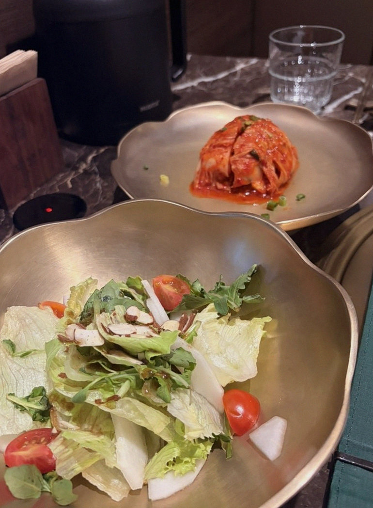대보정 여의도점 · IFC몰 맛집 · 정갈하게 차려진 반찬과 곁들임 찬