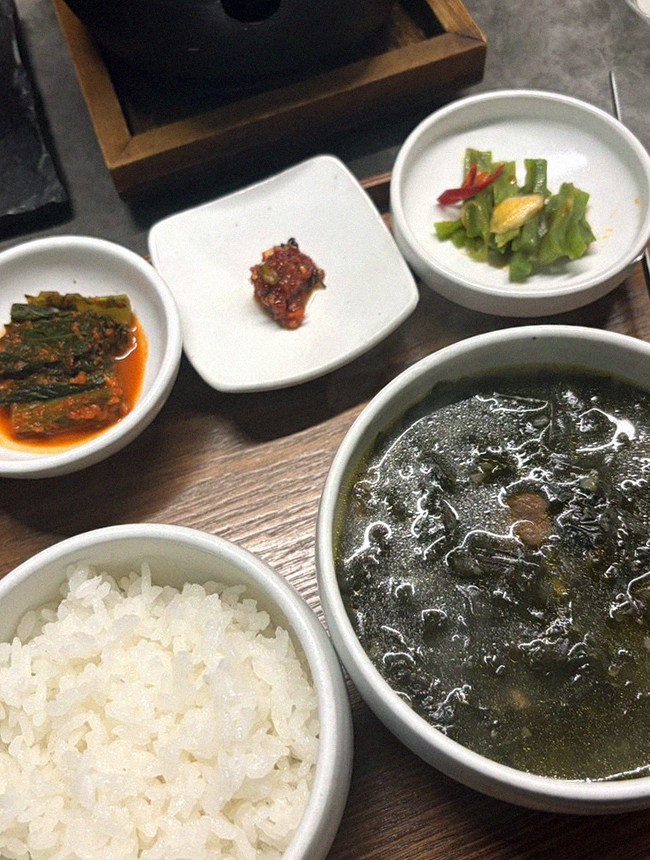 고우가 여의도점 · 영등포 점심맛집 · 정갈하게 차려진 반찬과 곁들임 찬