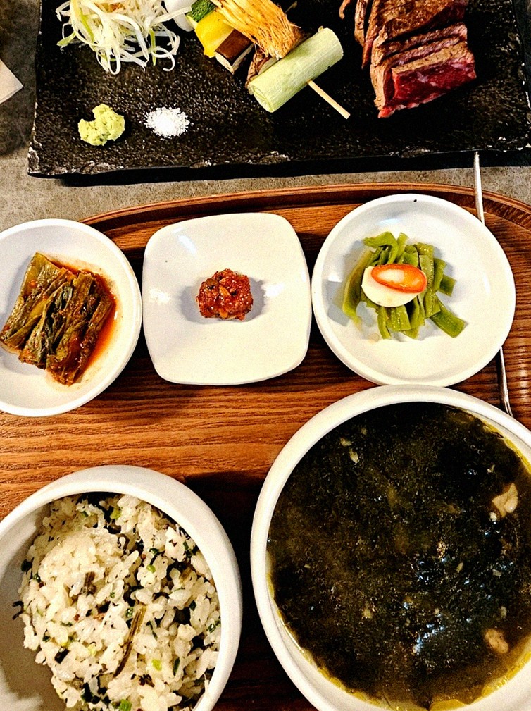고우가 여의도점 · 영등포 점심맛집 · 정갈하게 차려진 반찬과 곁들임 찬