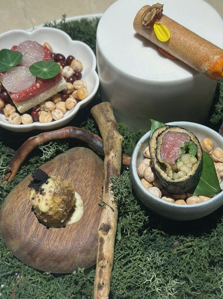 WOOARA Yeouido · a plated course of Hanwoo beef