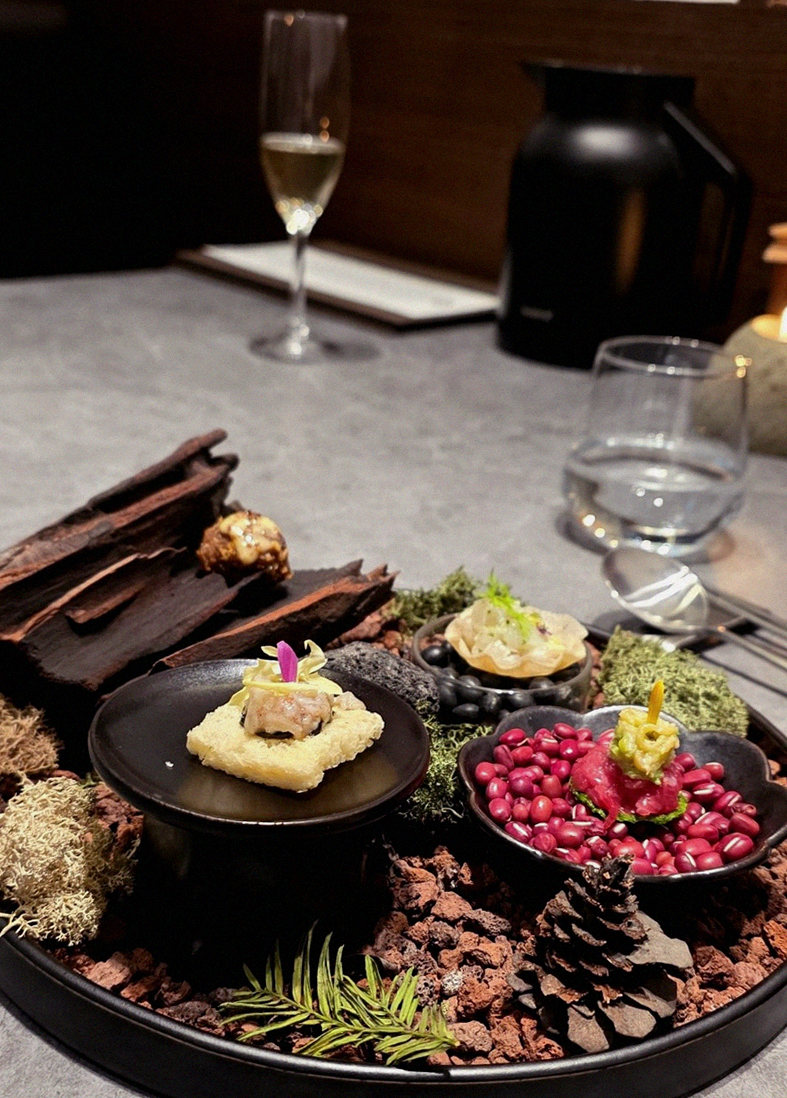 WOOHANA Jonggak · the signature Hanwoo showing — marbled beef cuts and caviar presented in a display chest
