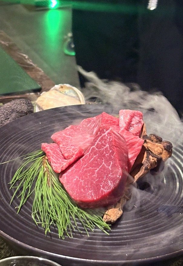 대보정 시청역점 · 덕수궁 맛집추천 · 시그니처 한우 쇼잉 — 진열함에 담긴 마블링 한우와 캐비아