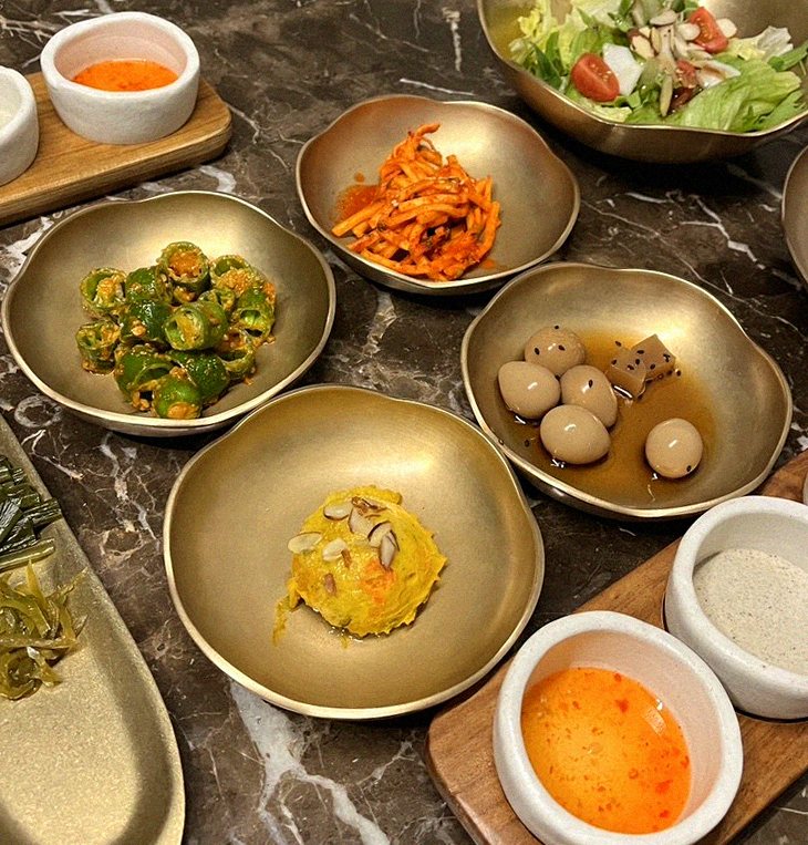 대보정 시청역점 · 덕수궁 맛집추천 · 정갈하게 차려진 반찬과 곁들임 찬