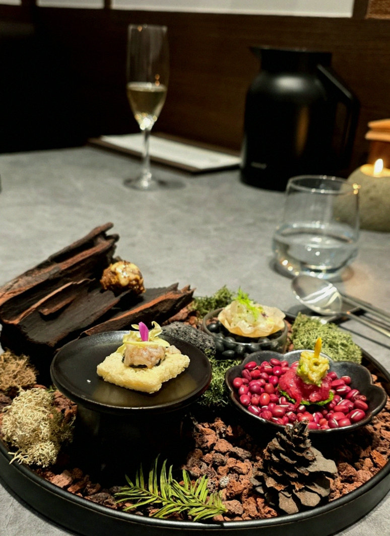 WOOHANA Yeouido · the signature Hanwoo showing — marbled beef cuts and caviar presented in a display chest