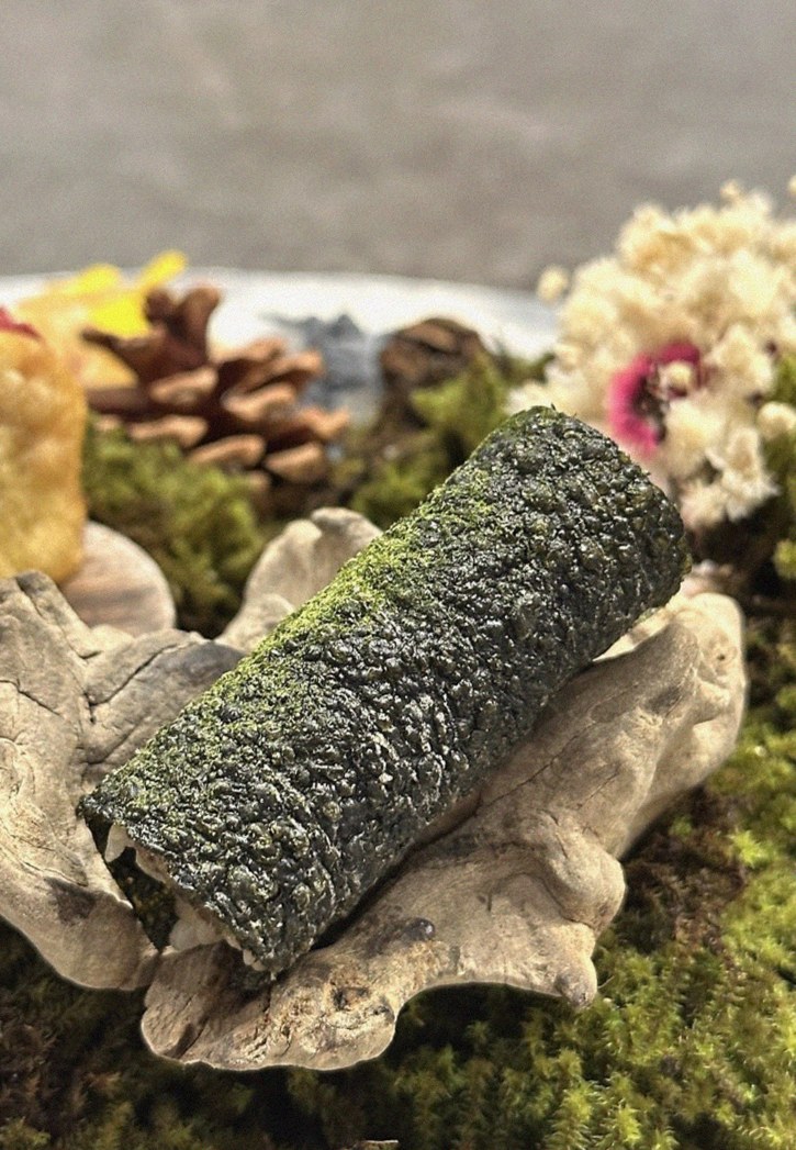 GOWOOGA Yeouido · 招牌韩牛展示 — 木盒中呈现的雪花韩牛与鱼子酱