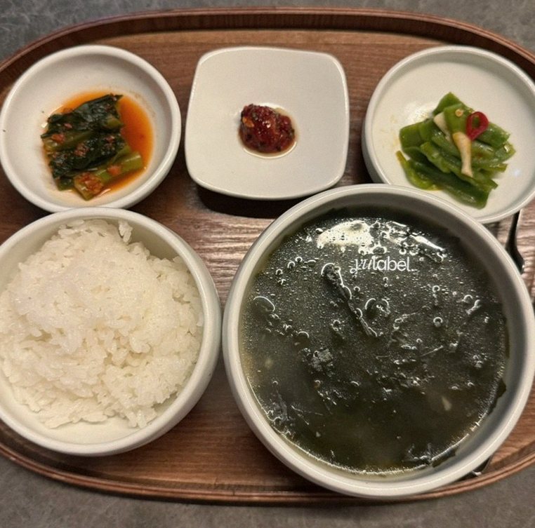 GOWOOGA Yeouido · 精致的韩式小菜