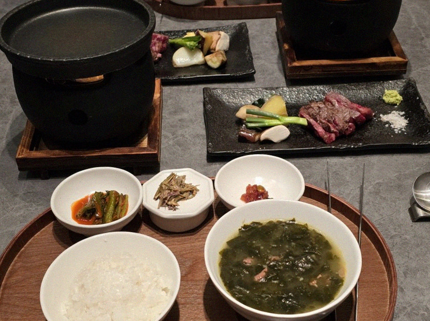 우하나 여의도점 · 여의도 한정식맛집 · 정갈하게 차려진 반찬과 곁들임 찬