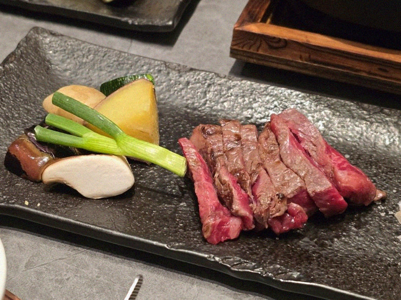 우하나 여의도점 · 여의도 맛집 더현대 맛집 · 시그니처 한우 쇼잉 — 진열함에 담긴 마블링 한우와 캐비아