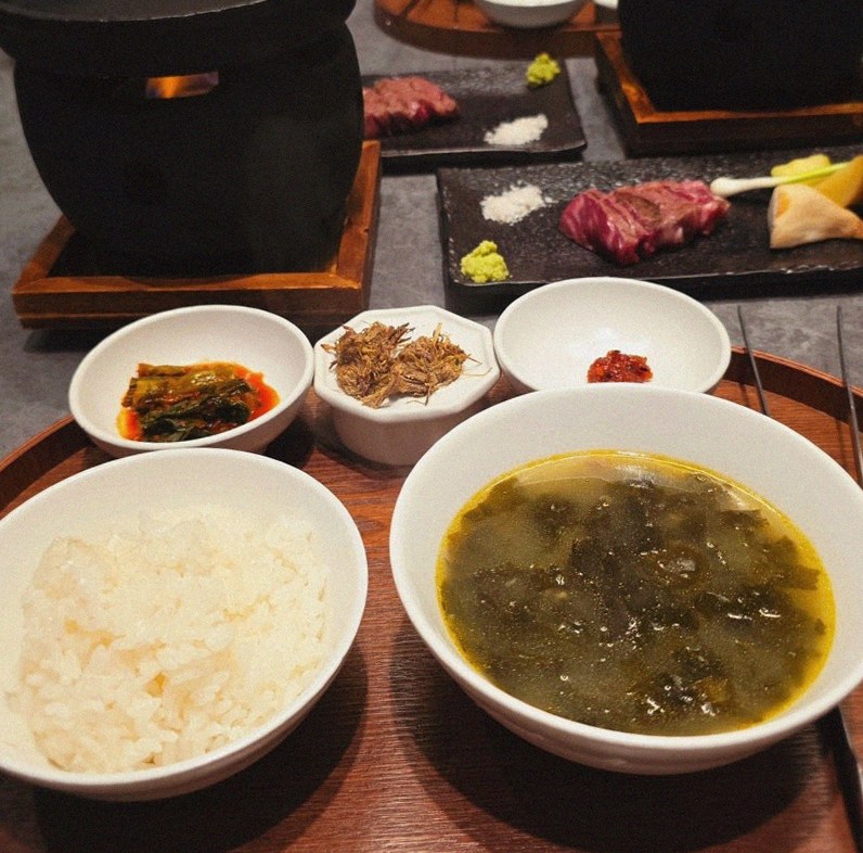 우하나 여의도점 · 여의도 맛집 더현대 맛집 · 정갈하게 차려진 반찬과 곁들임 찬