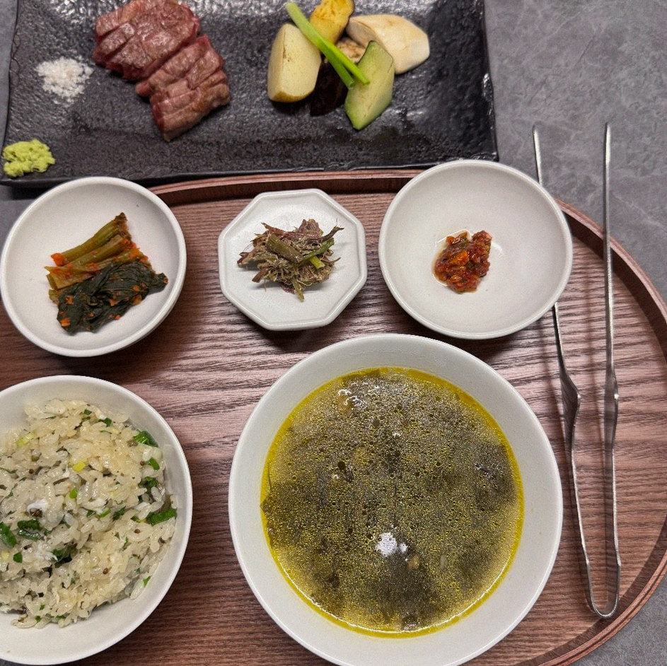 WOOHANA Jonggak · assorted Korean side dishes (banchan)