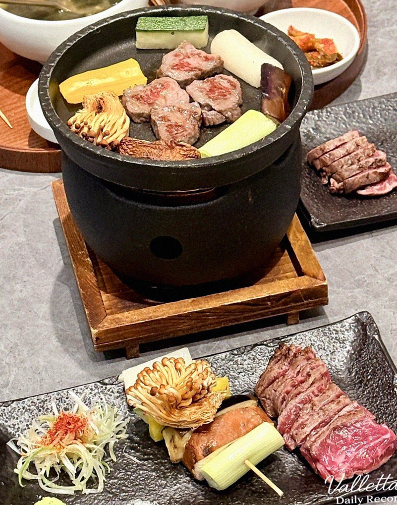 GOWOOGA Gwanghwamun · 招牌韩牛展示 — 木盒中呈现的雪花韩牛与鱼子酱