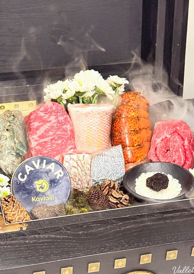 GOWOOGA Gwanghwamun · 招牌韩牛展示 — 木盒中呈现的雪花韩牛与鱼子酱