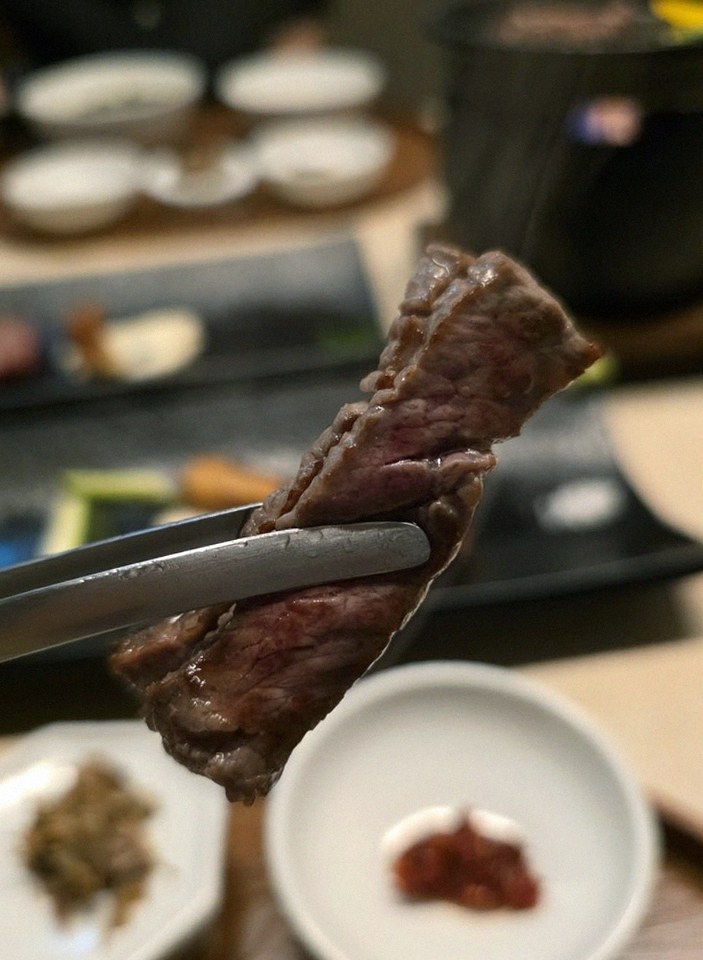 우아라 여의도점 · 여의도 고기집 · 마블링이 살아있는 프리미엄 한우 쇼잉