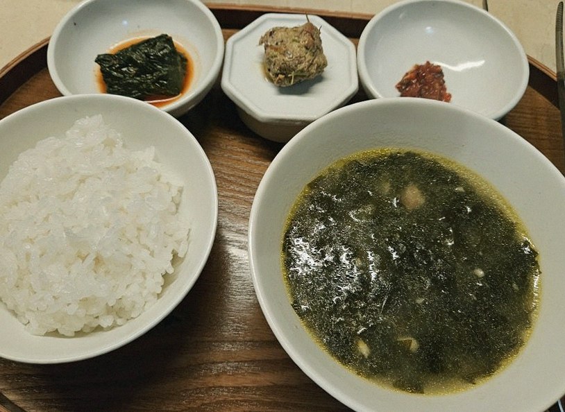 우아라 광화문점 · 광화문 저녁 · 정갈하게 차려진 반찬과 곁들임 찬
