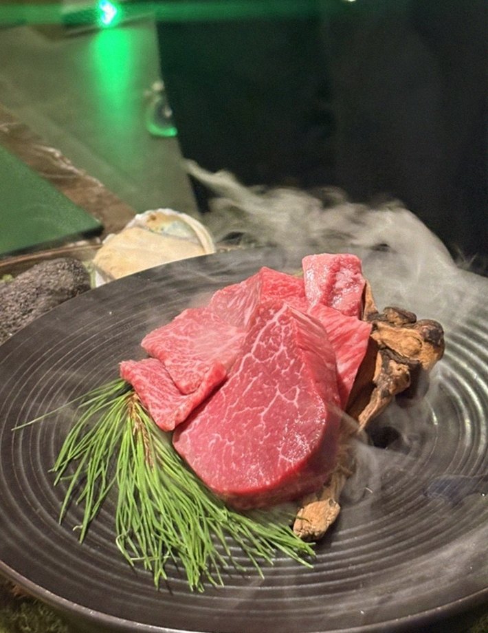 DAEBOJUNG Yeouido · the signature Hanwoo showing — marbled beef cuts and caviar presented in a display chest