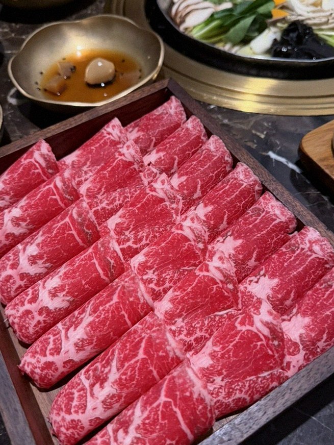 DAEBOJUNG Yeouido · premium marbled Hanwoo beef presented before grilling