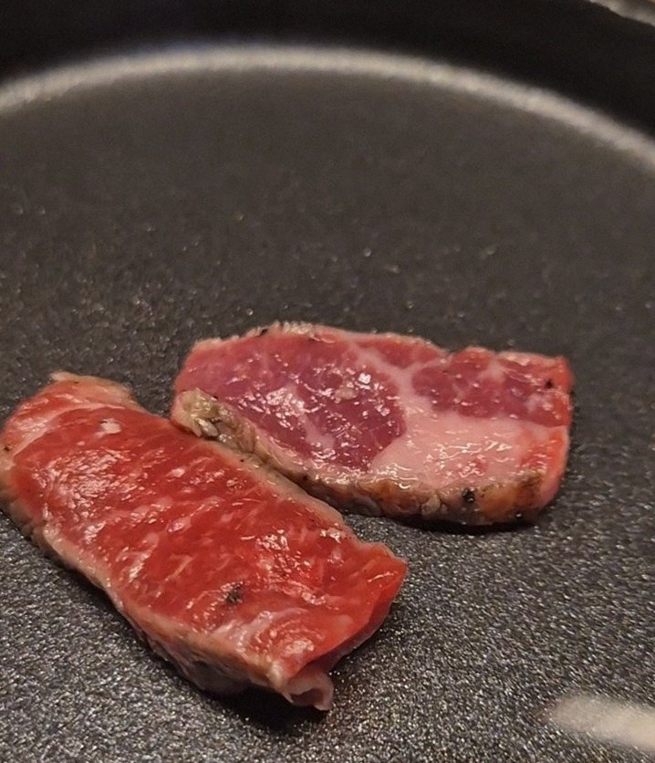 WOOARA Gwanghwamun · premium marbled Hanwoo beef presented before grilling