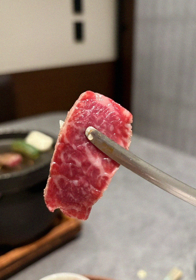 GOWOOGA Gangnam·Yeoksam · premium marbled Hanwoo beef presented before grilling