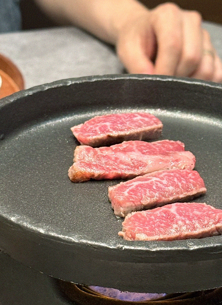 GOWOOGA Gangnam·Yeoksam · Hanwoo beef grilling over binchotan charcoal