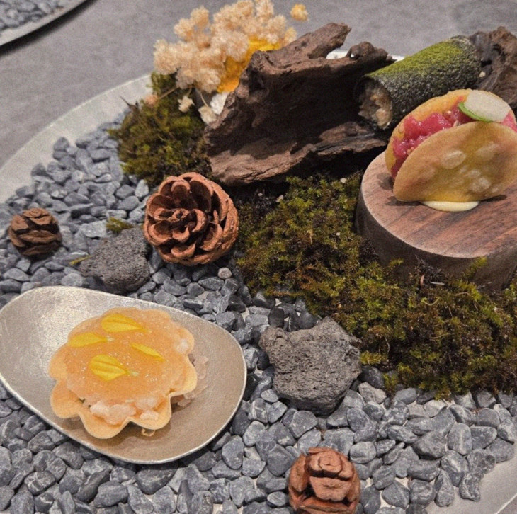 GOWOOGA Gangnam·Yeoksam · seafood course served alongside the beef