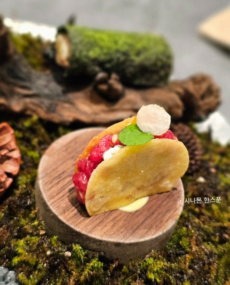 GOWOOGA Gangnam·Yeoksam · fresh Hanwoo beef tartare (yukhoe)