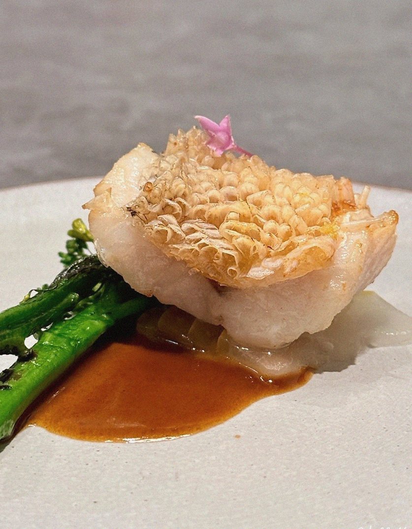 GOWOOGA Gangnam·Yeoksam · seafood course served alongside the beef