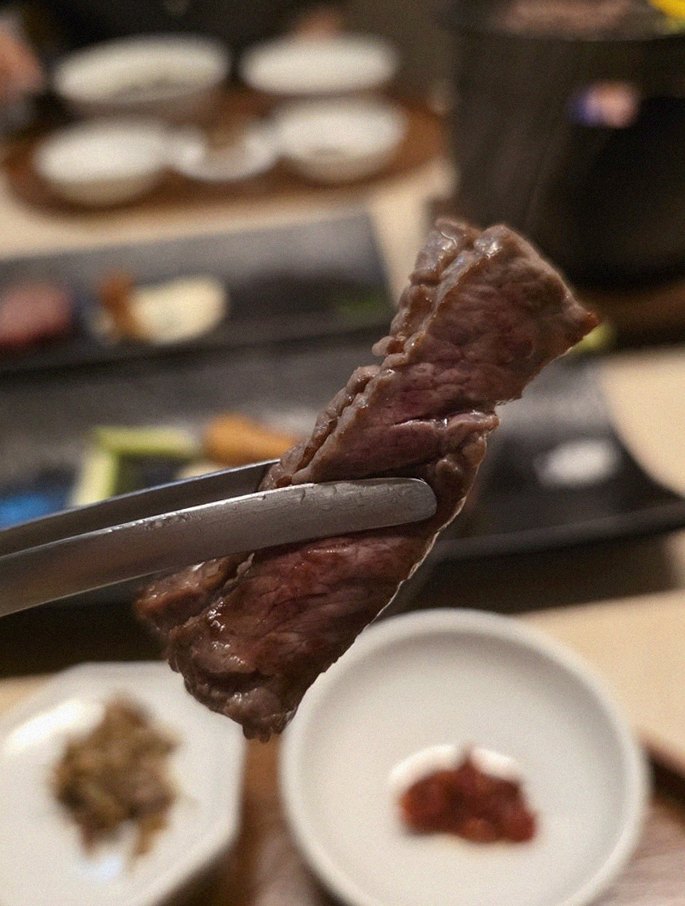 우아라 여의도점 · 서울 상견례식당 · 마블링이 살아있는 프리미엄 한우 쇼잉