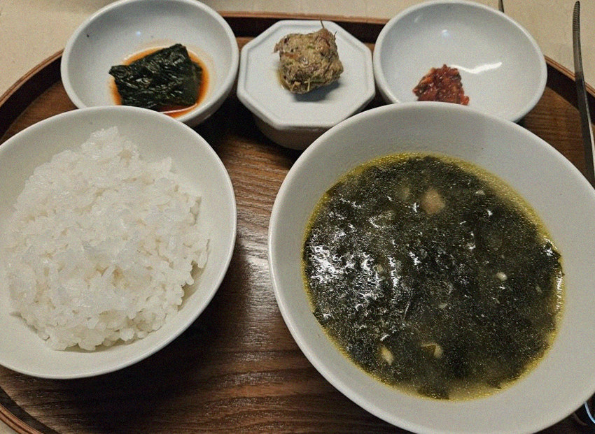 우아라 여의도점 · 서울 상견례식당 · 정갈하게 차려진 반찬과 곁들임 찬