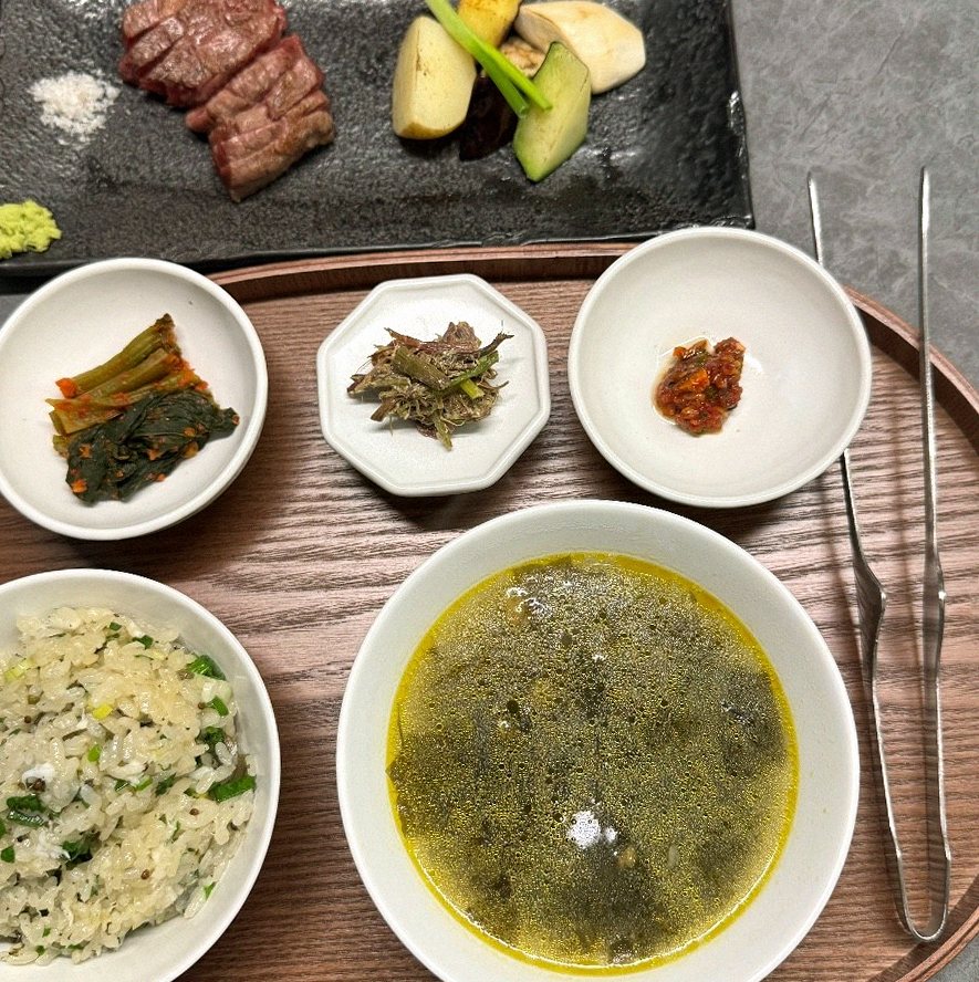 우하나 종각역점 · 서울 소고기오마카세 · 정갈하게 차려진 반찬과 곁들임 찬