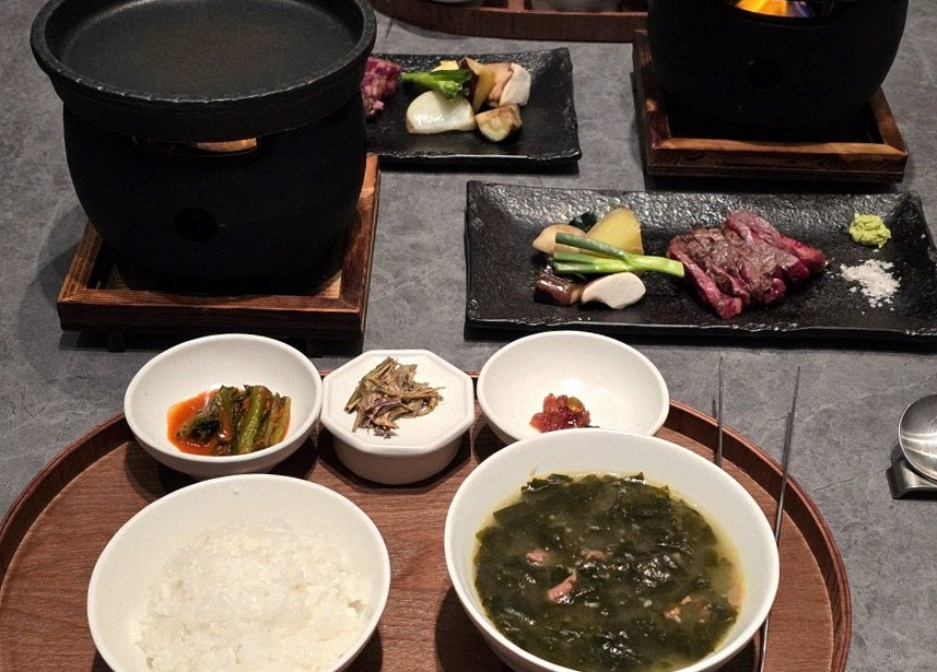 우하나 종각역점 · 광화문 식당 · 정갈하게 차려진 반찬과 곁들임 찬