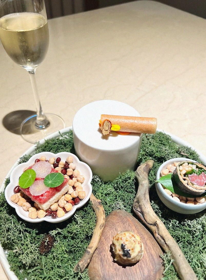 WOOARA Gwanghwamun · the signature Hanwoo showing — marbled beef cuts and caviar presented in a display chest