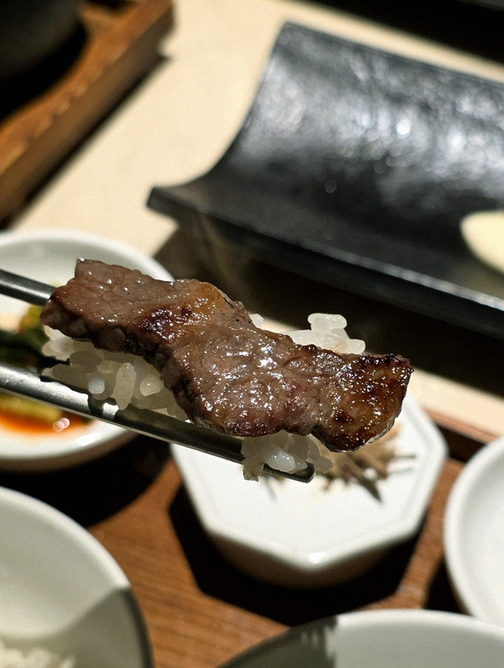 WOOARA Gwanghwamun · premium marbled Hanwoo beef presented before grilling