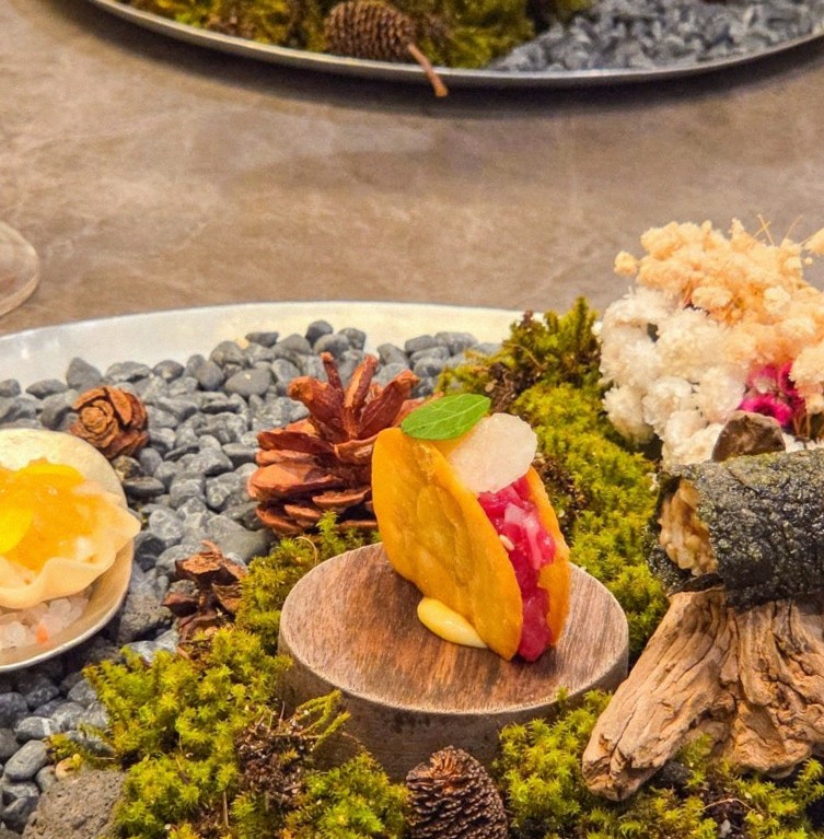 GOWOOGA Yeouido · seafood course served alongside the beef