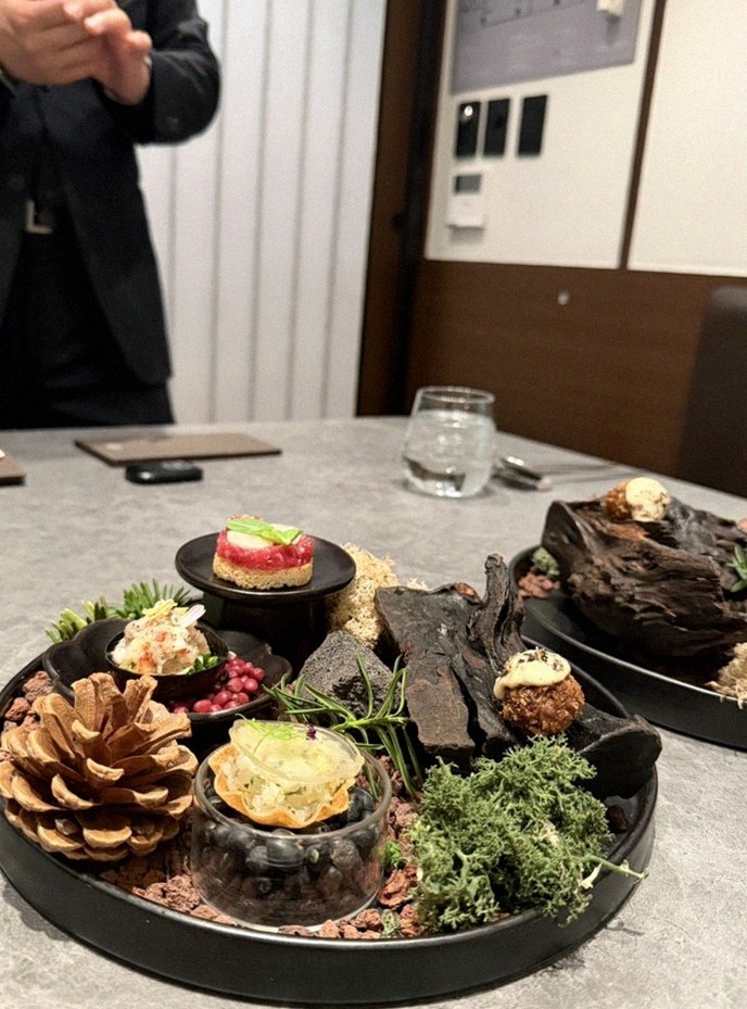 WOOHANA Jonggak · the signature Hanwoo showing — marbled beef cuts and caviar presented in a display chest