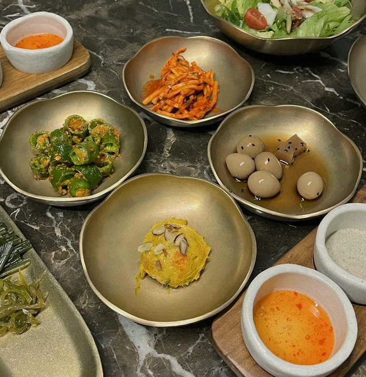 DAEBOJUNG City Hall · 彩り豊かなおかず（バンチャン）