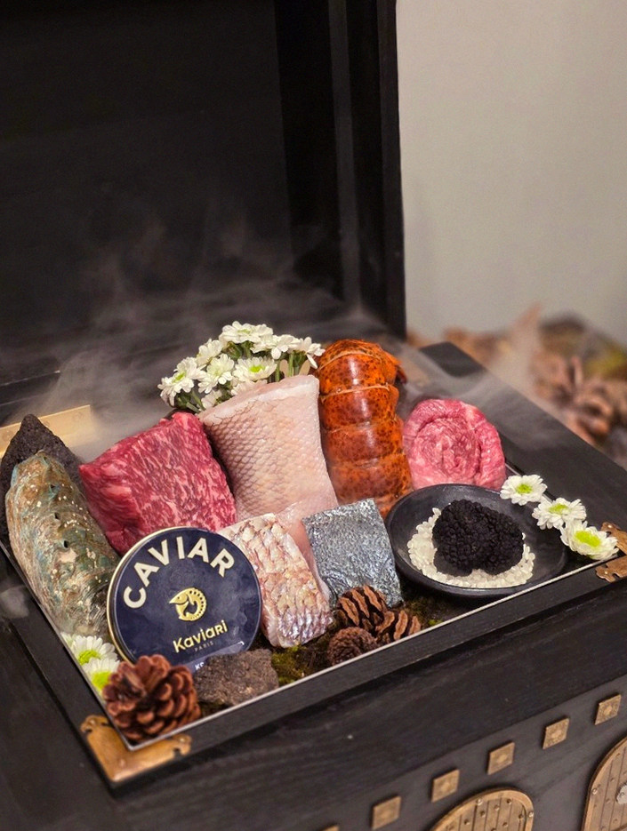 GOWOOGA Gwanghwamun · 招牌韩牛展示 — 木盒中呈现的雪花韩牛与鱼子酱