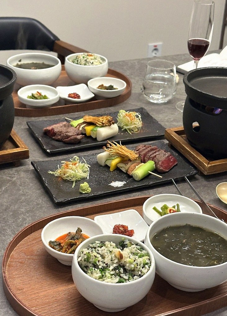 고우가 여의도점 · 여의도 IFC몰 맛집 · 정갈하게 차려진 반찬과 곁들임 찬